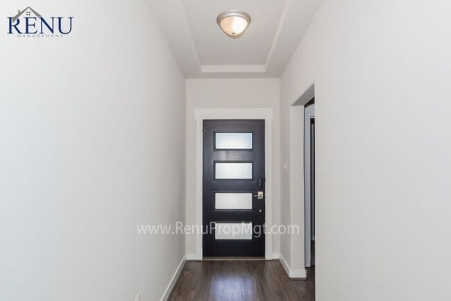 Foto del edificio - AVAILABLE NOW FOR A SELF GUIDED TOUR!