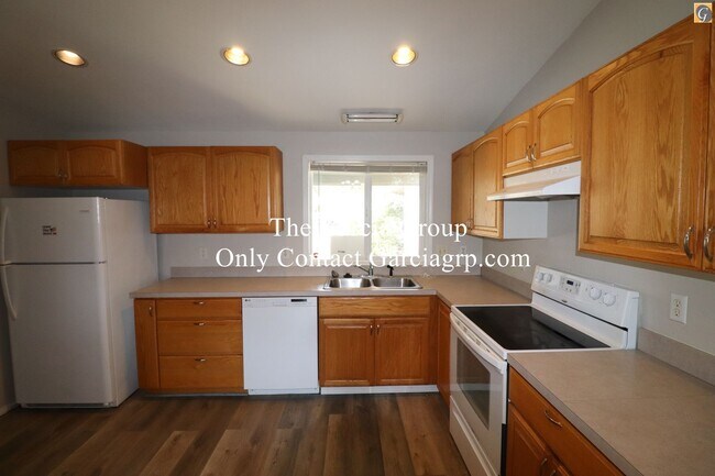 Building Photo - Recently Renovated 3 bed 2 bath NE Home!
