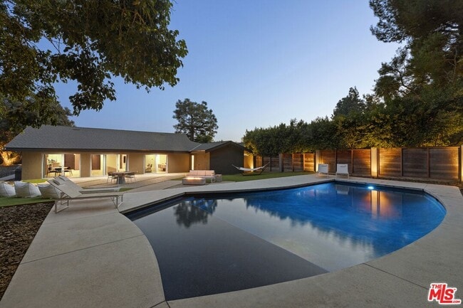 Foto del edificio - 9289 Swallow Dr