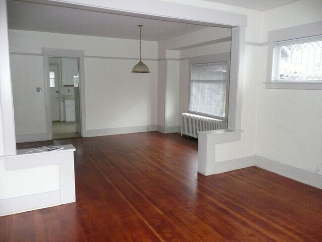 Building Photo - 810 S Ferry St