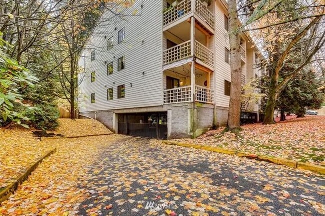 Building Photo - 1000.00 RENT CREDIT!! 2 Bedroom Corner Unit, excellent location!!