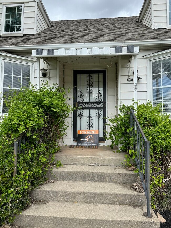 Building Photo - 3 bdrm 2 bath Home- Small Dog Friendly