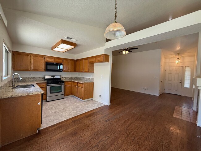 Foto del edificio - 3 Bed, 2 Bath Corner Lot