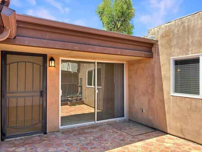 Building Photo - 3B/2BA 1,254 square foot property availabl...