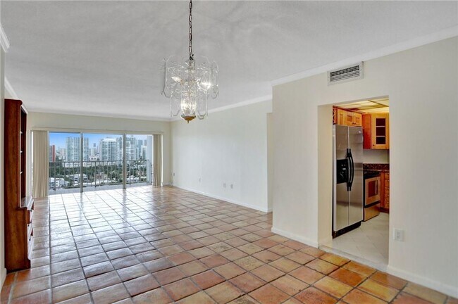 Building Photo - 500 Bayview Dr