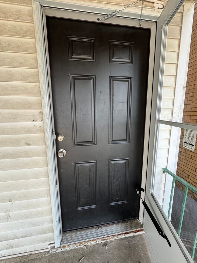 Building Photo - 4 Bedroom 2 Bath in Mckees Rocks!
