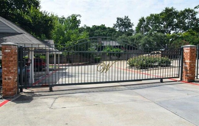 Building Photo - 12660 Hillcrest Rd
