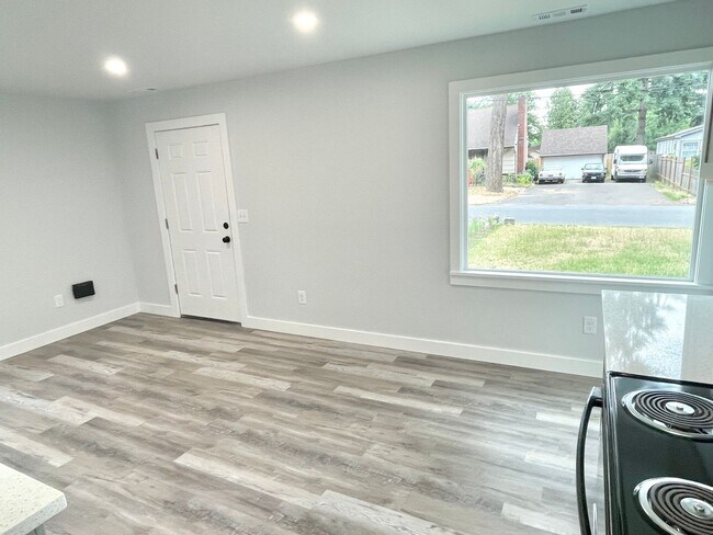 Foto del edificio - Powellhurst-Gilbert Remodeled Bungalow, Fenced Yard, Off-Street Parking, In-Unit Laundry