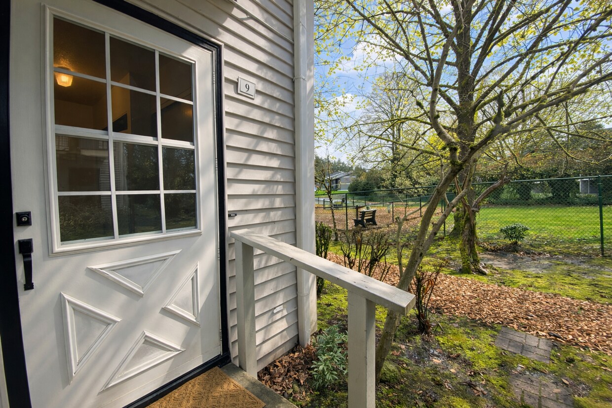 Open & Bright SW Portland 3 Bedroom Home - End Unit & Nature Views - Open & Bright SW Portland 3 Bedroom Home - End Unit & Nature Views