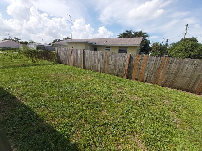 Building Photo - 1624 Citation Dr