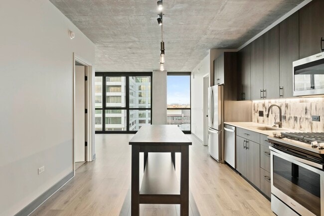 Building Photo - 1378 W Randolph St