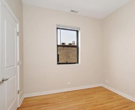 Building Photo - 2147 W Evergreen Ave