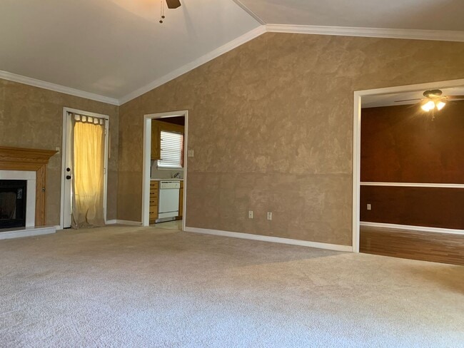 Building Photo - 1037 S Hills Dr