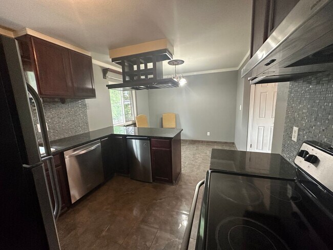 Building Photo - Stunning 5 bed 2 bath on Kilgore
