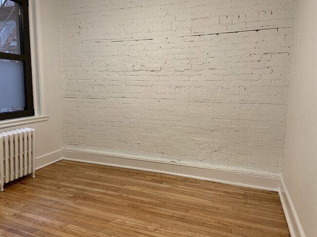 Building Photo - 2050 Av. Claremont