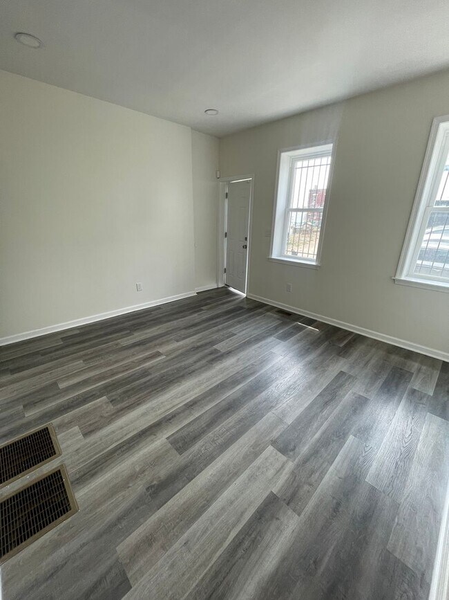 Foto del edificio - 3-Bedroom Home with Modern Finishes & Spacious Backyard
