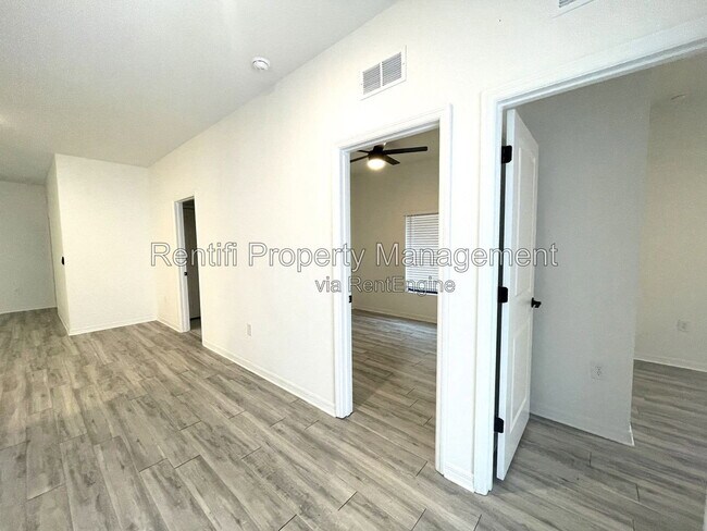 Foto del edificio - 560 Nimitz Blvd