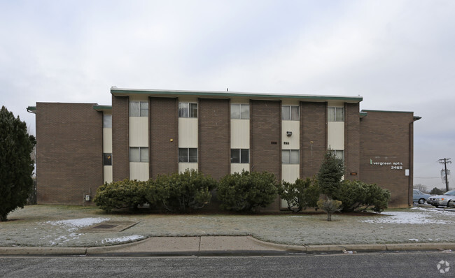 Building Photo - Evergreen Apartments