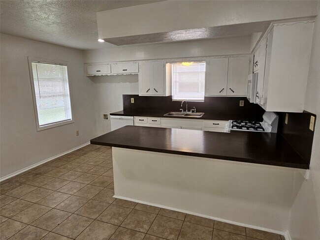 Foto del edificio - 4214 Ember Ln