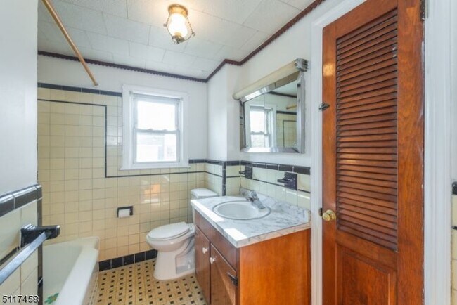 Building Photo - 123 Delavan Ave
