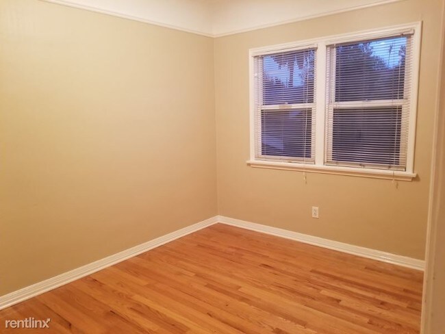 Building Photo - 1 br, 1 bath Apartment - 3416 E 2nd St