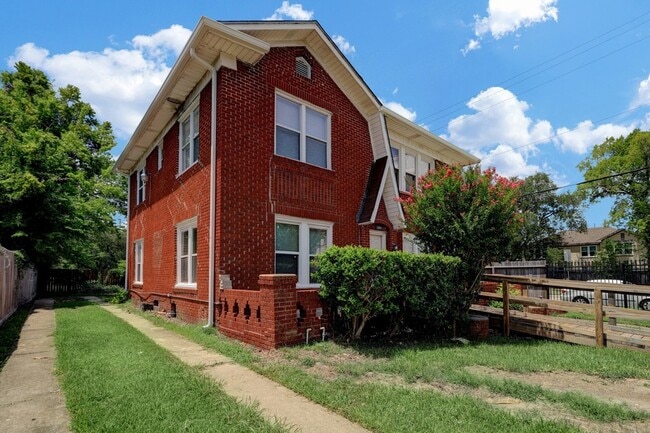 Building Photo - 3002 Isabella St