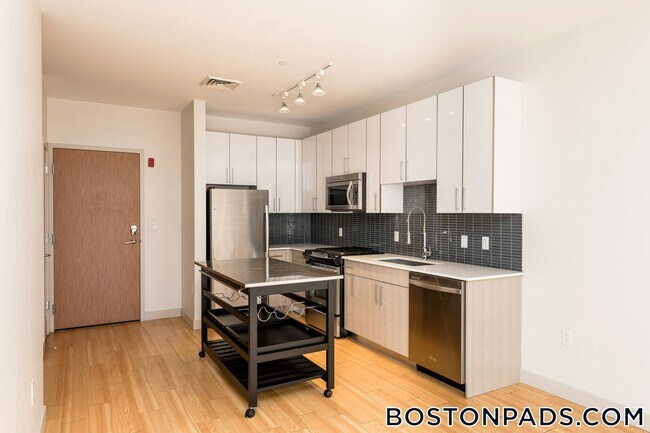 Building Photo - 320 D St