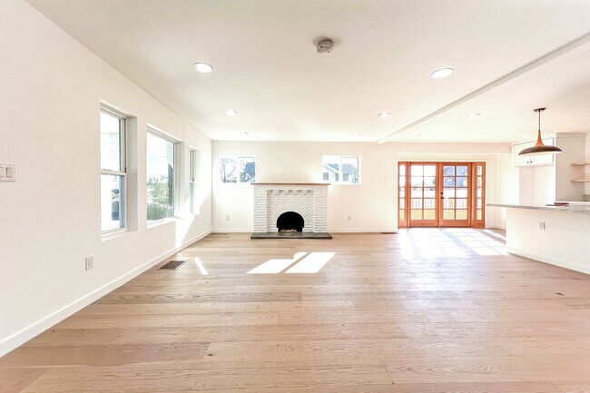 Building Photo - 103 N Kingsley Dr