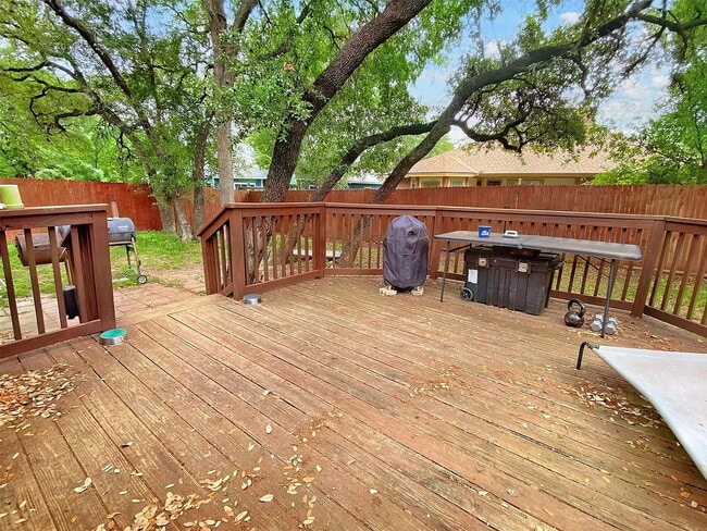 Building Photo - 2009 Ridge View Dr