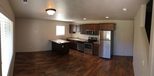Building Photo - Beautiful 2 Story Townhome in Vineyard w/ ...