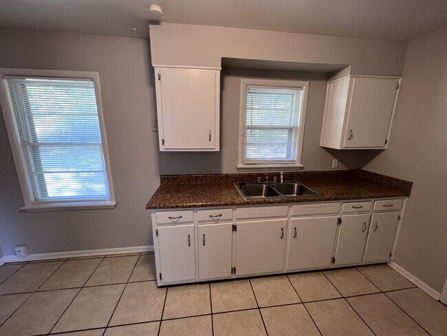 Foto del edificio - 3692 Earls Court Rd