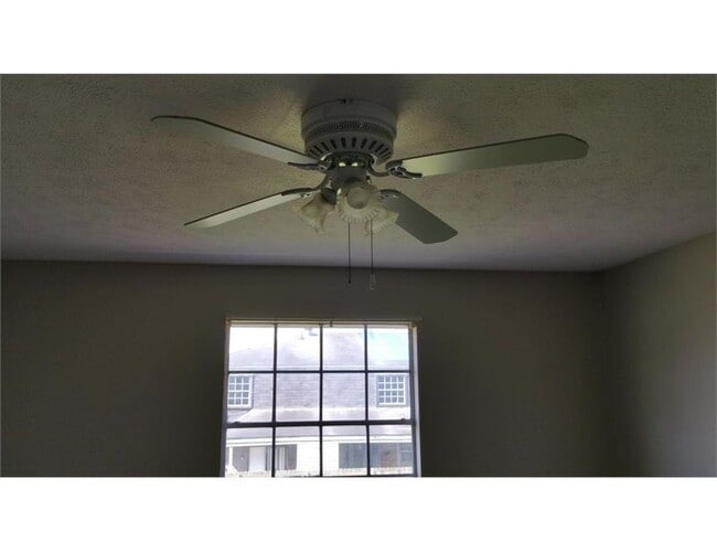 Building Photo - 10921 Roger Dr