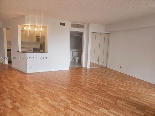 Foto del edificio - 3300 NE 191st St
