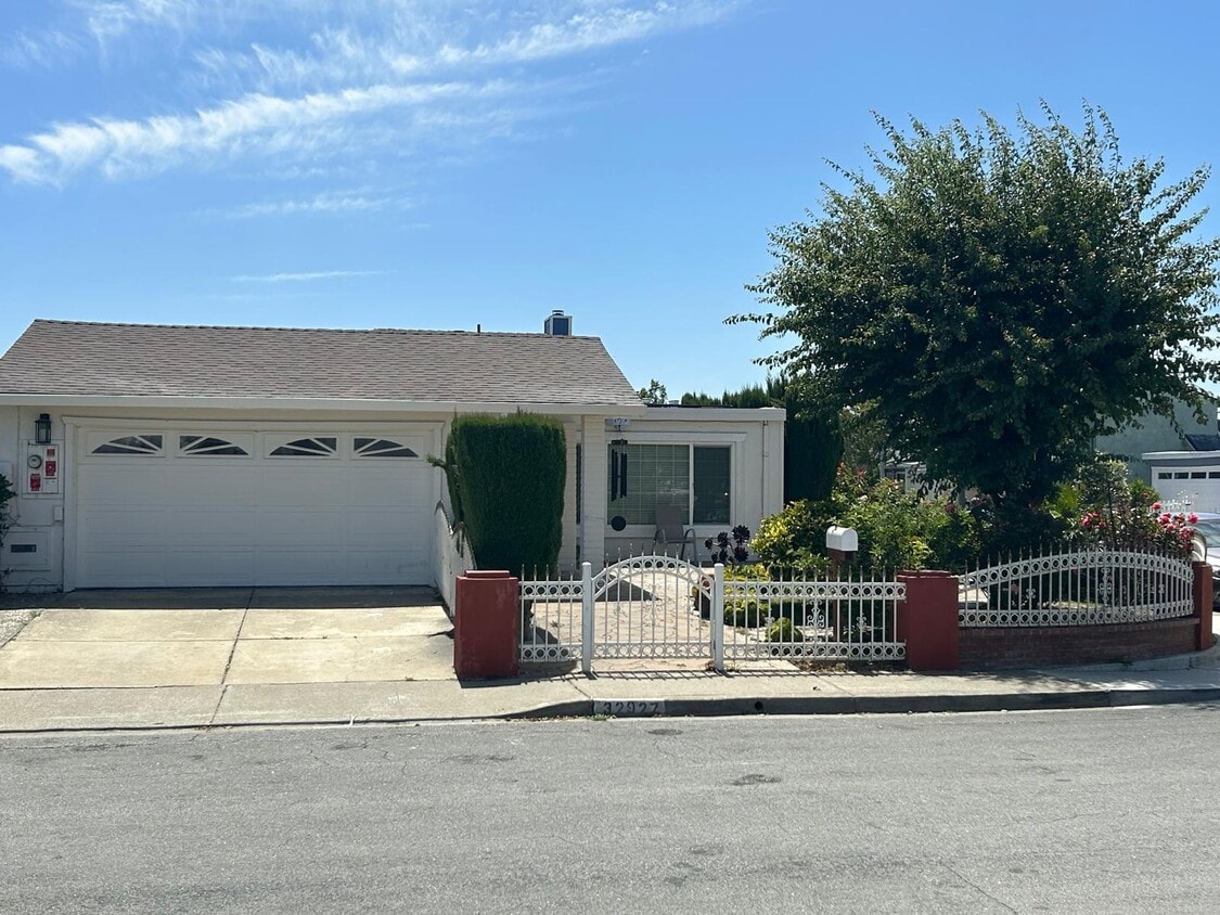 Primary Photo - 32927 Lake Candlewood St
