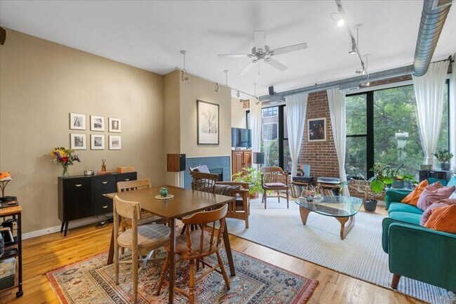 Building Photo - 2 bedroom in Chicago IL 60657