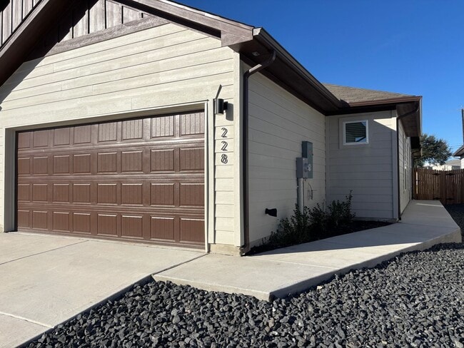 Building Photo - Want luxury living in the Far West ...Look no further...Amanda Park is it