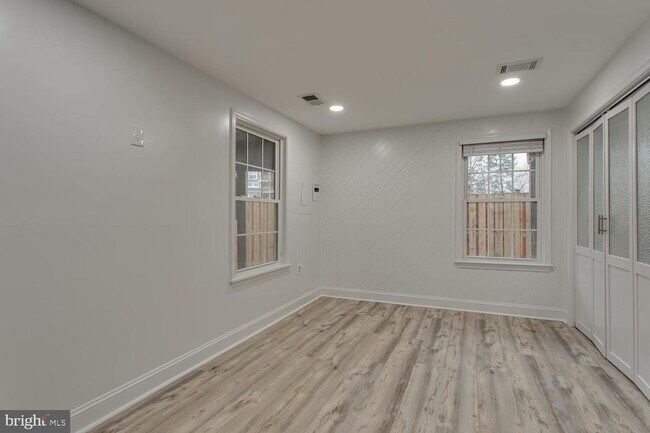 Building Photo - 14201 Governor Lee Pl