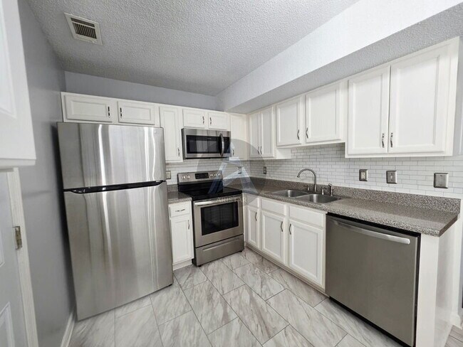 Building Photo - 17 Middlebrook Dr