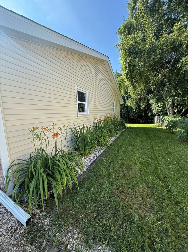 Patio lateral - 211 E Paradise Dr