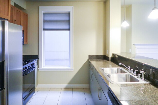 Foto del edificio - Lakeside 2BR Condo with Modern Finishes & Prime Location!