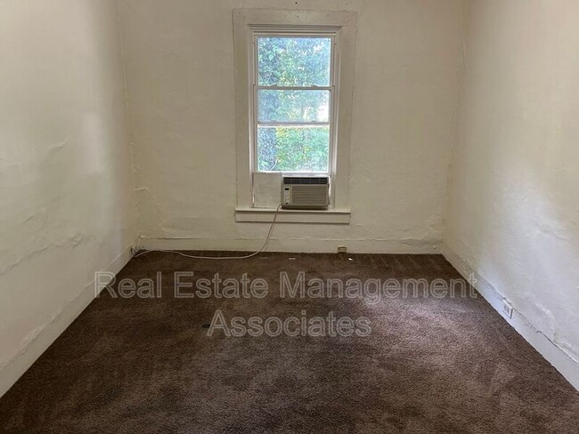 Foto del edificio - 324 W Poplar St