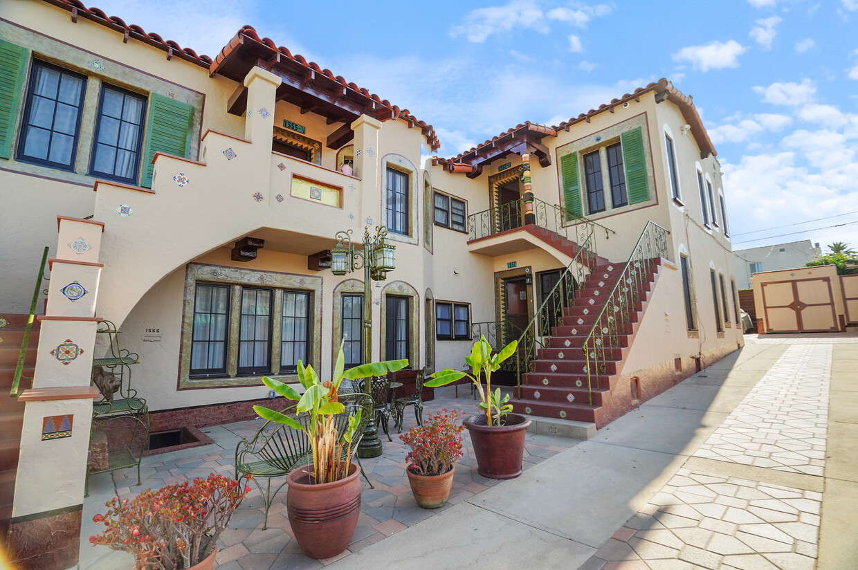 Foto principal - 1557 S Genesee Ave