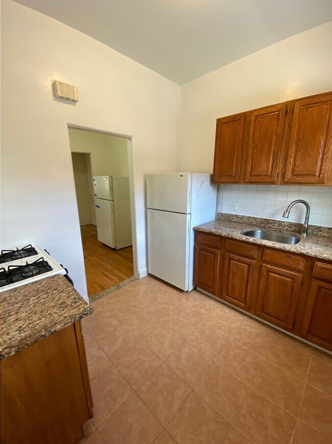 Foto del edificio - GORGEOUS ONE BEDROOM IN BAYSIDE