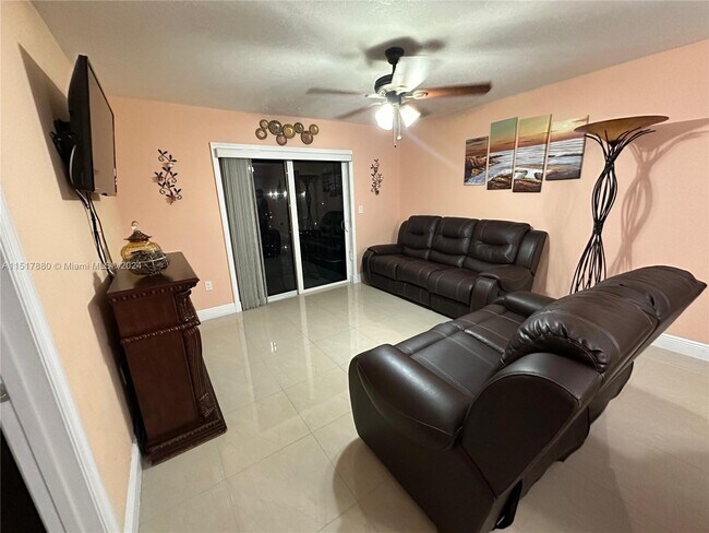 Foto del edificio - 4721 NW 7th St