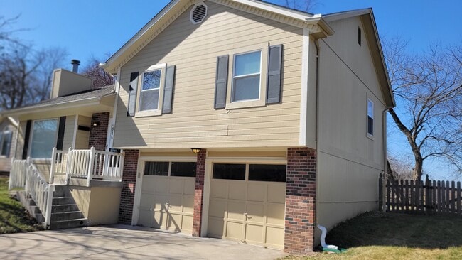 Building Photo - 916 NE Bristol Dr