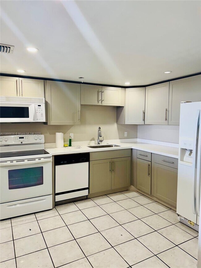 Foto del edificio - 13499 Biscayne Blvd