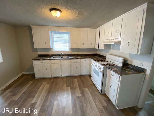 Foto del edificio - 3 br, 1 bath House - 201 N. Oak Street