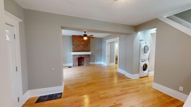 Foto del edificio - 5 BEDROOMS + 2.5 BATHROOMS + 3 FREE OFF-STREET Parking Spaces SINGLE FAMILY HOUSE!  Available Aug...