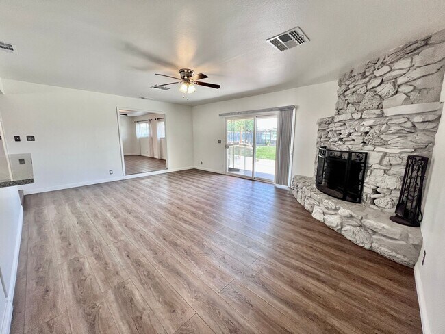 Building Photo - $2,395 Clinton & Maple, 3 Bedroom 2 Bathro...