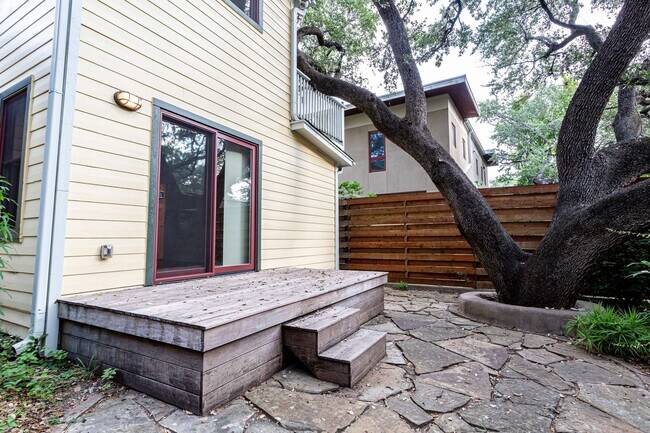 Foto del edificio - Charming 3 Bed / 2.5 Bath Two-Story Home!